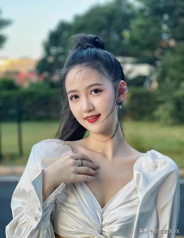 美女馬萱，清新甜美，這笑容太治愈了