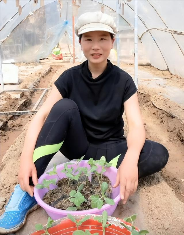 女子騎行千里,尋到失散了32年的生母,得知生母當初是被拐來的