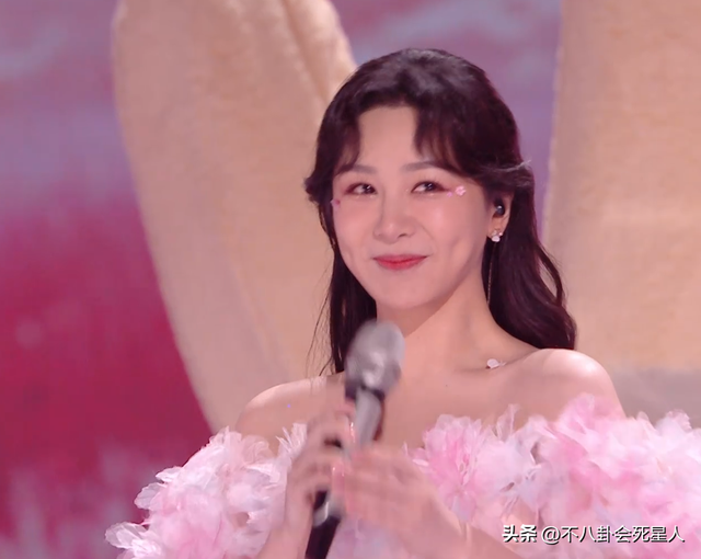 26位女星跨年斗艷：楊冪短裙裹貂，娜扎緊身亮片，個(gè)個(gè)出狠招