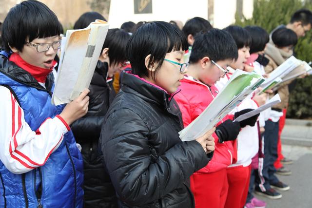 全炫宇三考北大背后的衡中復(fù)讀班:一年學(xué)費(fèi)最低25000元 跨省考生約兩成