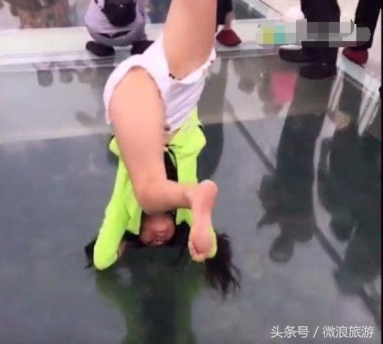 美女在玻璃棧道上一時興起，雙手倒立走路，接下來一幕亮了