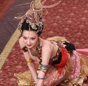 裸身美女(愛裸身嬉戲，你以為她是歷史第一紅顏禍水，其實她是可憐的女間諜)