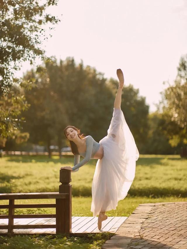 美女芭蕾舞藝術寫真美照，荷塘翩翩起舞的仙女，藝術與自然的結合