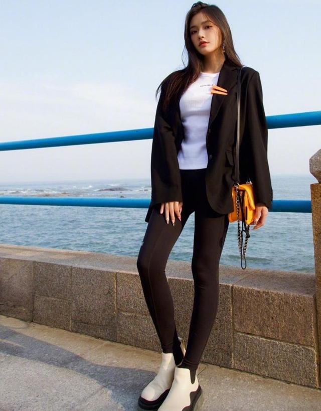 “鯊魚褲+拖鞋”的網紅式穿搭，帶偏多少普通女孩？顯腿粗還卡襠