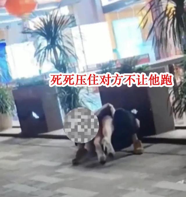 上海女子表白慘遭拒絕,竟然直接將對方撲倒,然后緊緊抱住男子