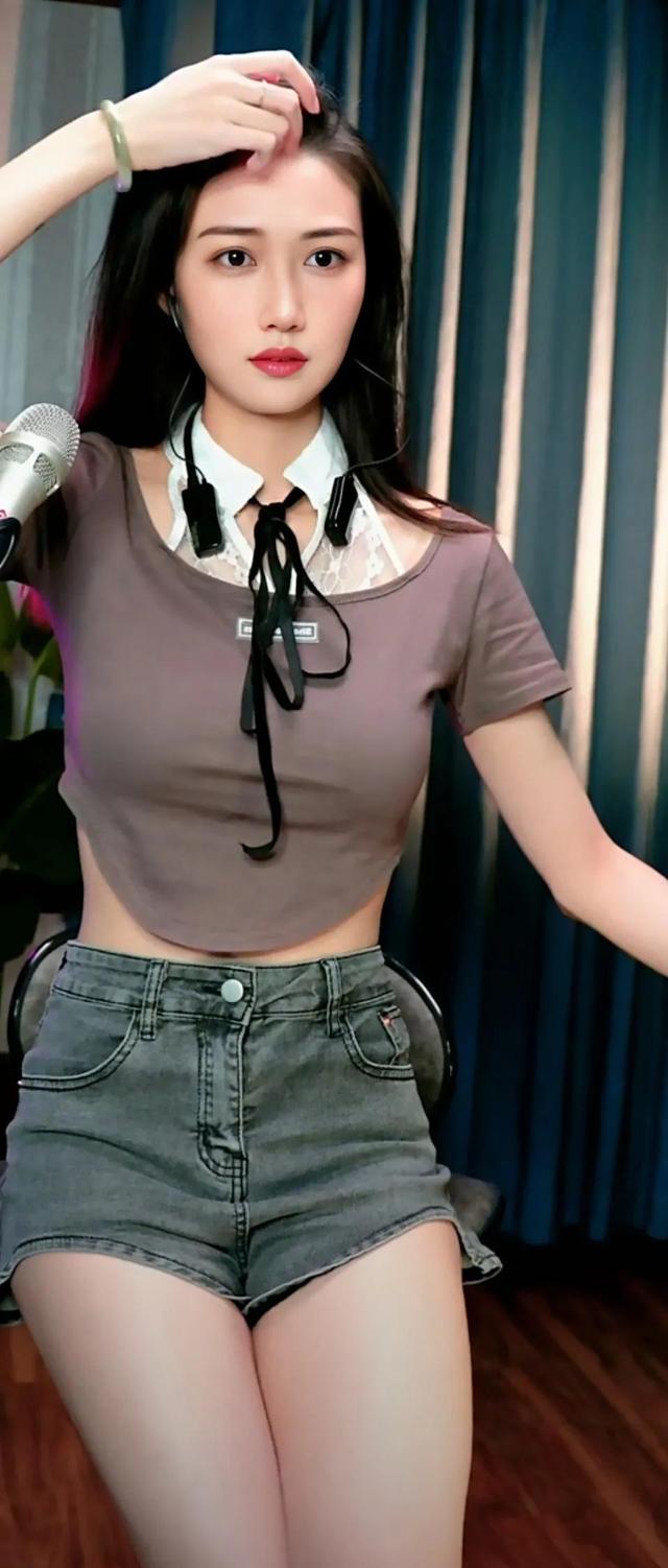 超漂亮美女穿搭緊身牛仔褲 身材完美展示