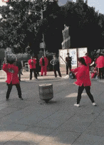 “妹子睡覺把腳伸我這，要給她點教訓嗎？”哈哈哈撓她的腳心才對