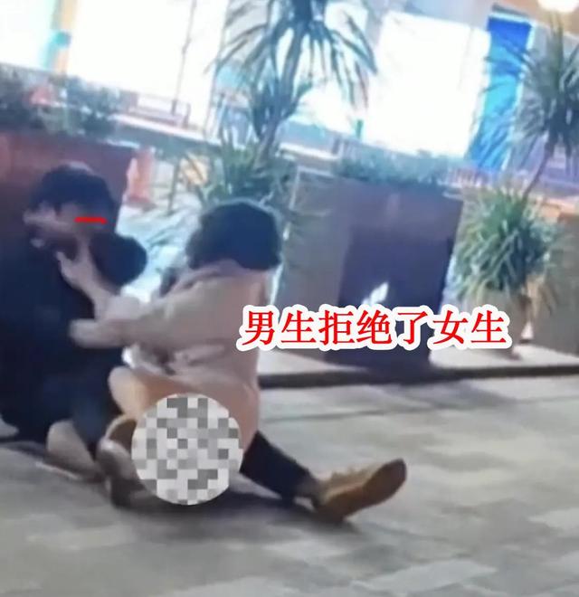 上海女子表白慘遭拒絕,竟然直接將對方撲倒,然后緊緊抱住男子