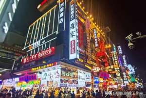 打女孩屁股(長沙街頭出現大量低俗直播，男主播用拖鞋打女主播屁股，不堪入目)