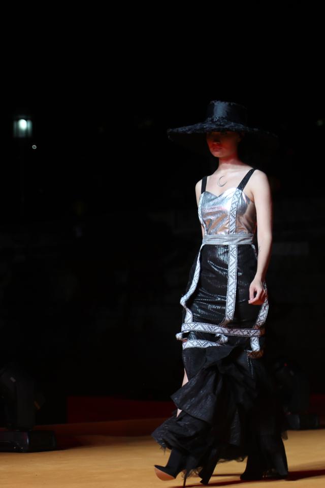這才是時尚！100多名美女模特西湖斷橋走秀，演繹最潮淘寶風