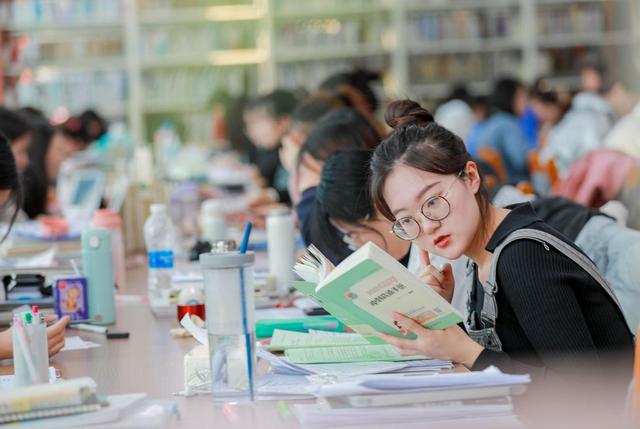 女生吃香的專業有哪些？未來10年，這些專業或將成為“香餑餑”
