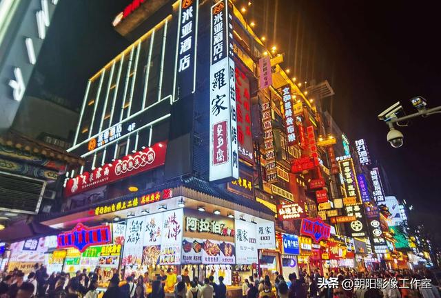 長沙街頭出現(xiàn)大量低俗直播,男主播用拖鞋打女主播屁股,不堪入目