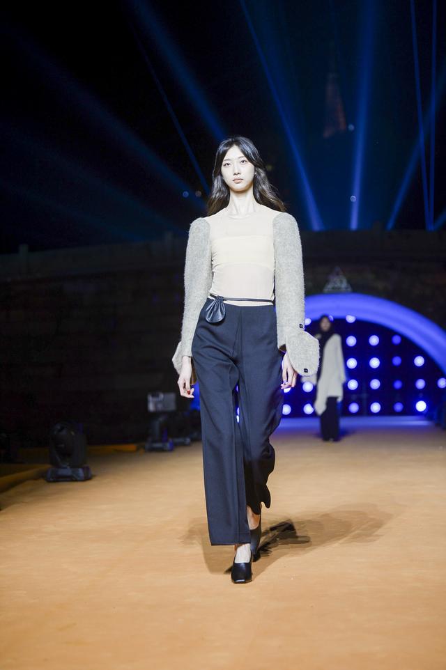 這才是時尚！100多名美女模特西湖斷橋走秀，演繹最潮淘寶風