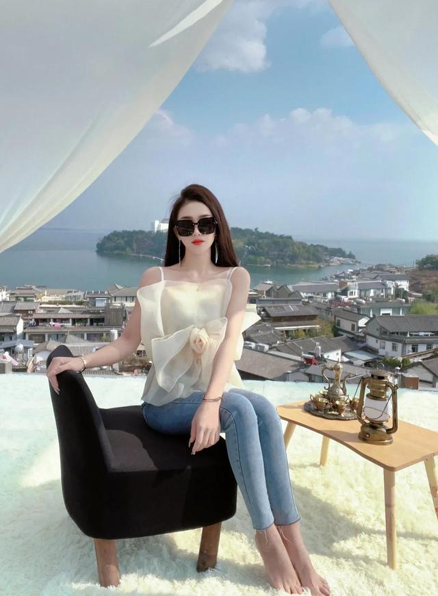 超漂亮美女穿搭緊身牛仔褲 身材完美展示