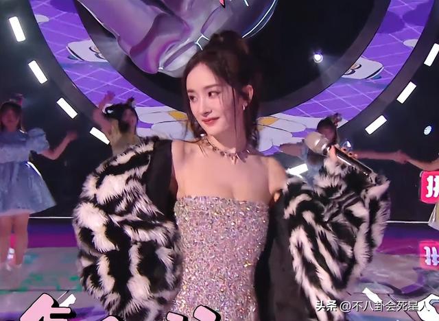 26位女星跨年斗艷：楊冪短裙裹貂，娜扎緊身亮片，個(gè)個(gè)出狠招