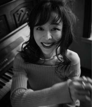 漂亮女人圖片(42歲張靜初曬美照，身材妖嬈尖下巴嚇人，女明星身材管理太過火)
