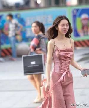 美女被五花大綁(街拍美女“五花大綁”，別有風格)