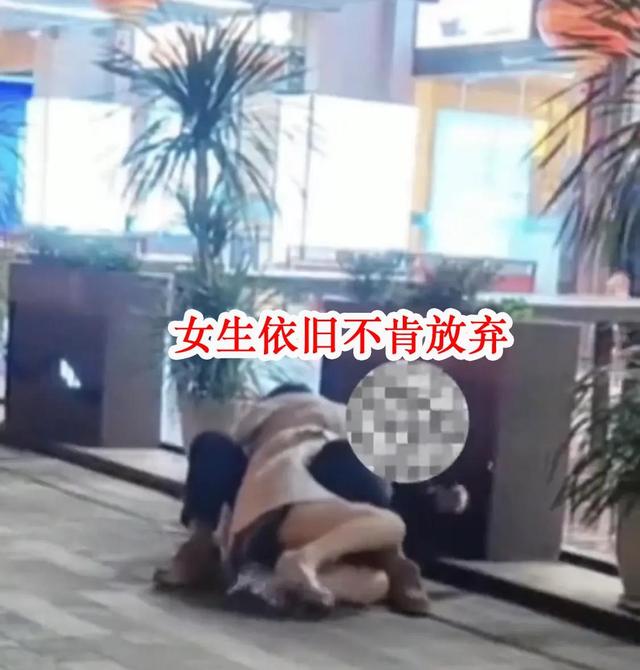 上海女子表白慘遭拒絕,竟然直接將對方撲倒,然后緊緊抱住男子