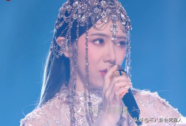 26位女星跨年斗艷：楊冪短裙裹貂，娜扎緊身亮片，個(gè)個(gè)出狠招