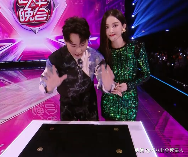 26位女星跨年斗艷：楊冪短裙裹貂，娜扎緊身亮片，個(gè)個(gè)出狠招