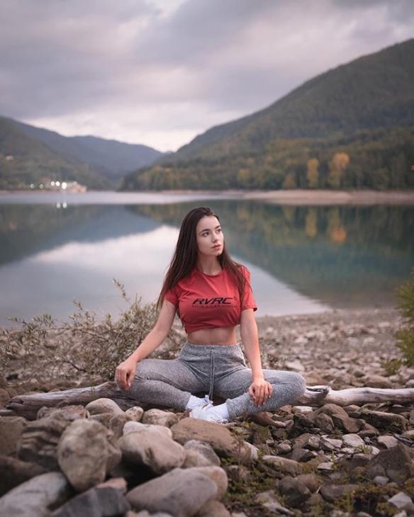 蜜瓜美臀+“胸”猛歐派！意大利辣妹Eleonora性感私照