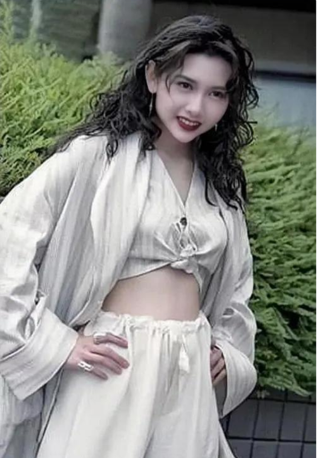7位“一脫成名”的女星，有人成一線有人嫁豪門，有人成“癲王”