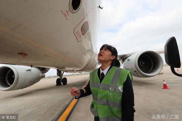 24歲美女駕民航客機一周飛四趟，從不穿裙子，第一次飛行滿手是汗