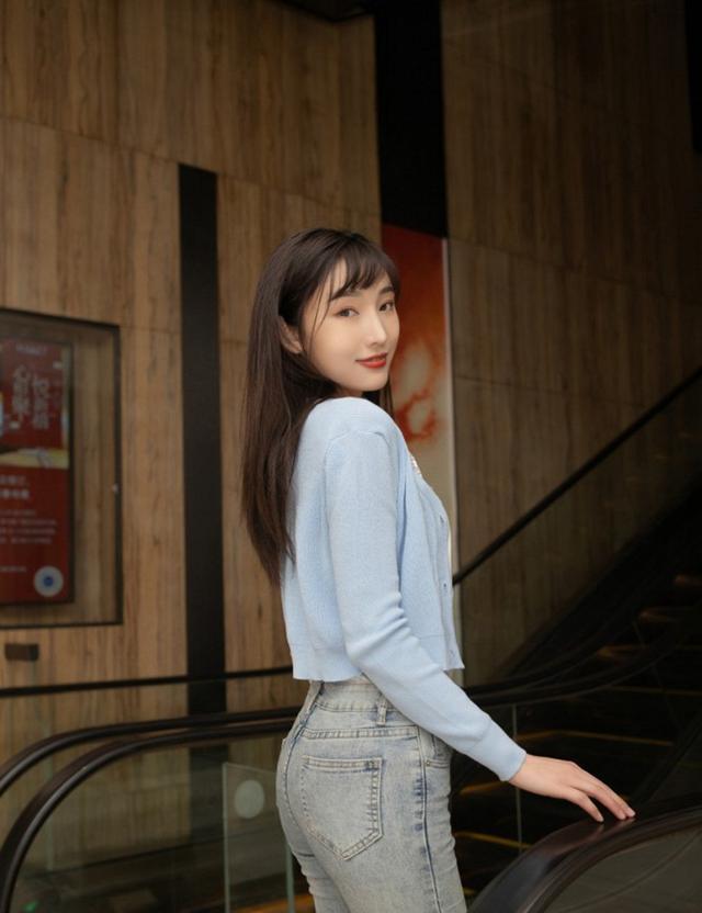 時尚性感的牛仔褲美女，簡單的牛仔褲讓美女穿出了高級的時尚感