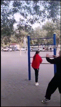 “妹子睡覺把腳伸我這，要給她點教訓嗎？”哈哈哈撓她的腳心才對
