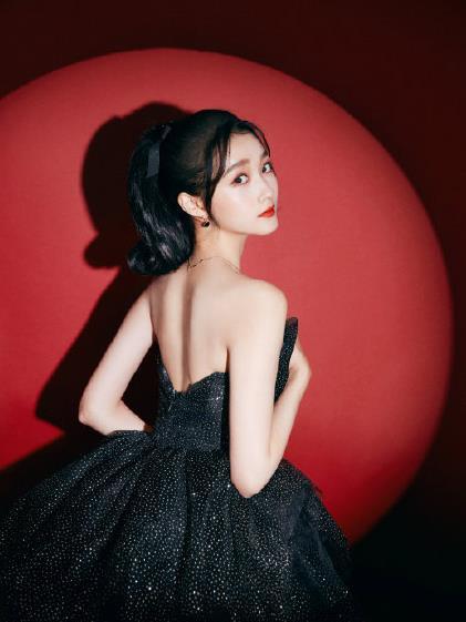 歐陽娜娜接班迪麗熱巴,嘗試性感路線嫵媚捂胸,小姑娘身材真有料