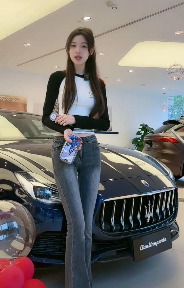 超漂亮美女穿搭緊身牛仔褲 身材完美展示