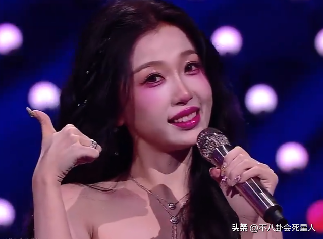 26位女星跨年斗艷：楊冪短裙裹貂，娜扎緊身亮片，個(gè)個(gè)出狠招