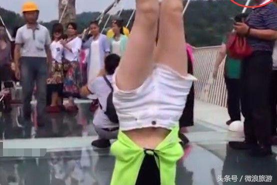 美女在玻璃棧道上一時興起，雙手倒立走路，接下來一幕亮了
