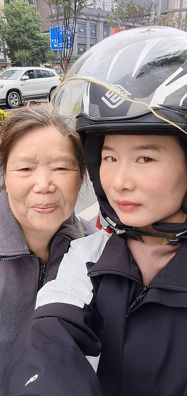 女子騎行千里,尋到失散了32年的生母,得知生母當初是被拐來的