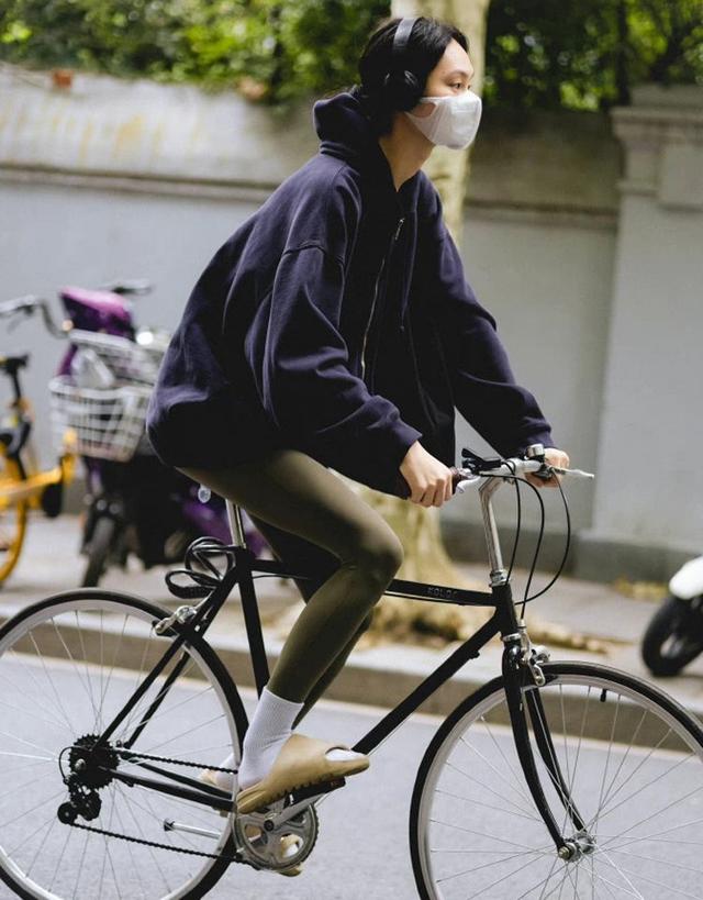 “鯊魚褲+拖鞋”的網紅式穿搭，帶偏多少普通女孩？顯腿粗還卡襠