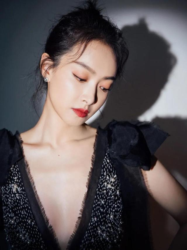 八位美女寫真，風姿綽約小天仙，驚鴻一瞥清流溪，有你喜歡的嗎？