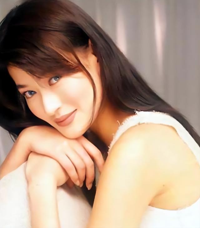 7位“一脫成名”的女星，有人成一線有人嫁豪門，有人成“癲王”