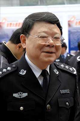 強(qiáng)奸女人(令人發(fā)指強(qiáng)奸4名中學(xué)生，包養(yǎng)警花，玩弄女星，簡直罄竹難書)