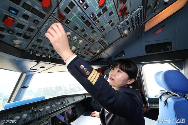 24歲美女駕民航客機一周飛四趟，從不穿裙子，第一次飛行滿手是汗