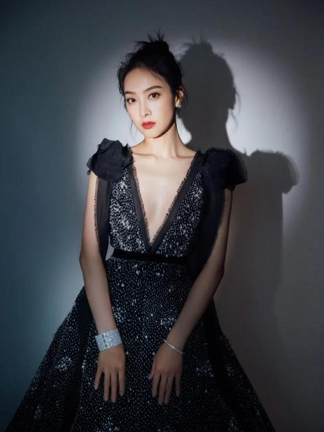 八位美女寫真，風姿綽約小天仙，驚鴻一瞥清流溪，有你喜歡的嗎？