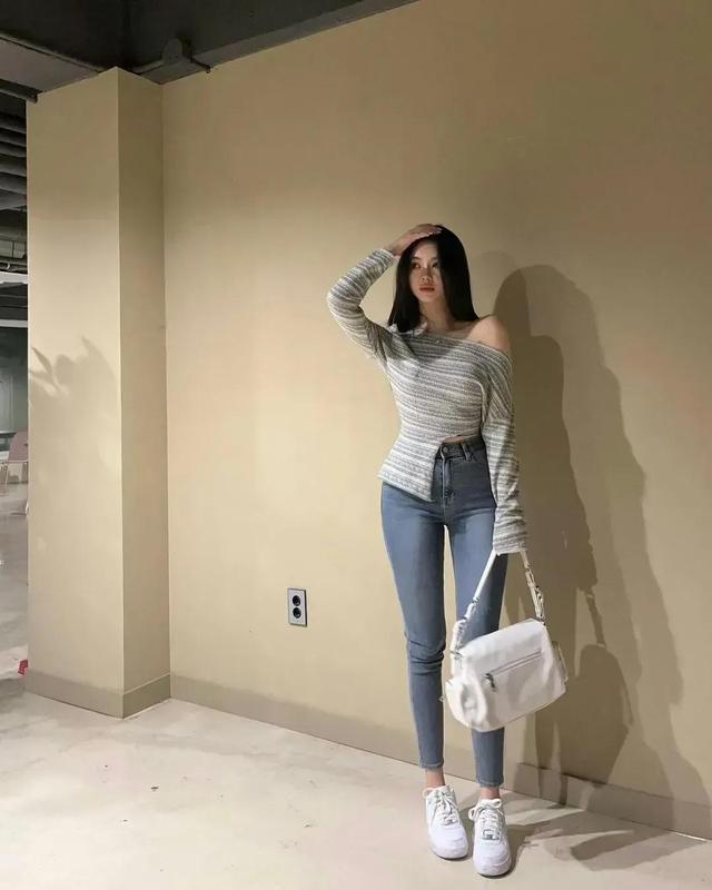 超漂亮美女穿搭緊身牛仔褲 身材完美展示