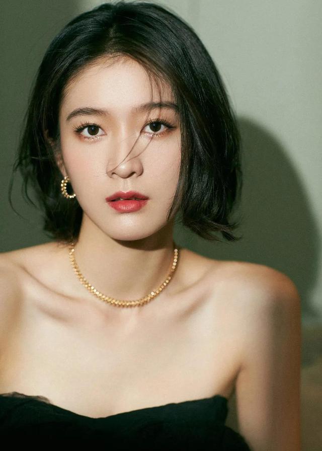 八位美女寫真，風姿綽約小天仙，驚鴻一瞥清流溪，有你喜歡的嗎？