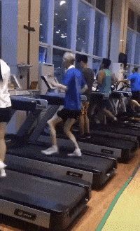“妹子睡覺把腳伸我這，要給她點教訓嗎？”哈哈哈撓她的腳心才對