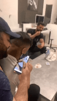 “妹子睡覺把腳伸我這，要給她點教訓嗎？”哈哈哈撓她的腳心才對