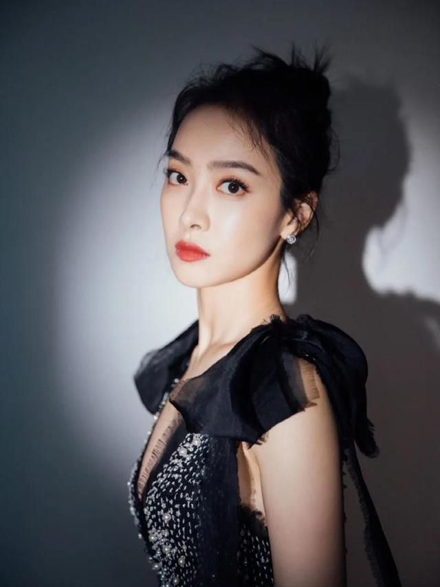 八位美女寫真，風姿綽約小天仙，驚鴻一瞥清流溪，有你喜歡的嗎？