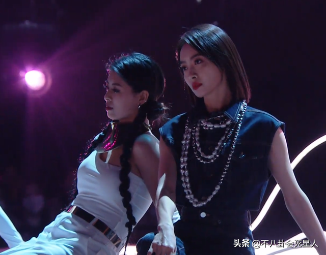 26位女星跨年斗艷：楊冪短裙裹貂，娜扎緊身亮片，個(gè)個(gè)出狠招