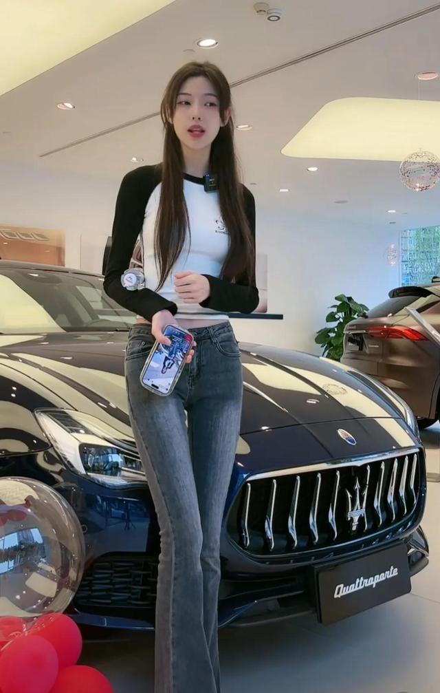 超漂亮美女穿搭緊身牛仔褲 身材完美展示