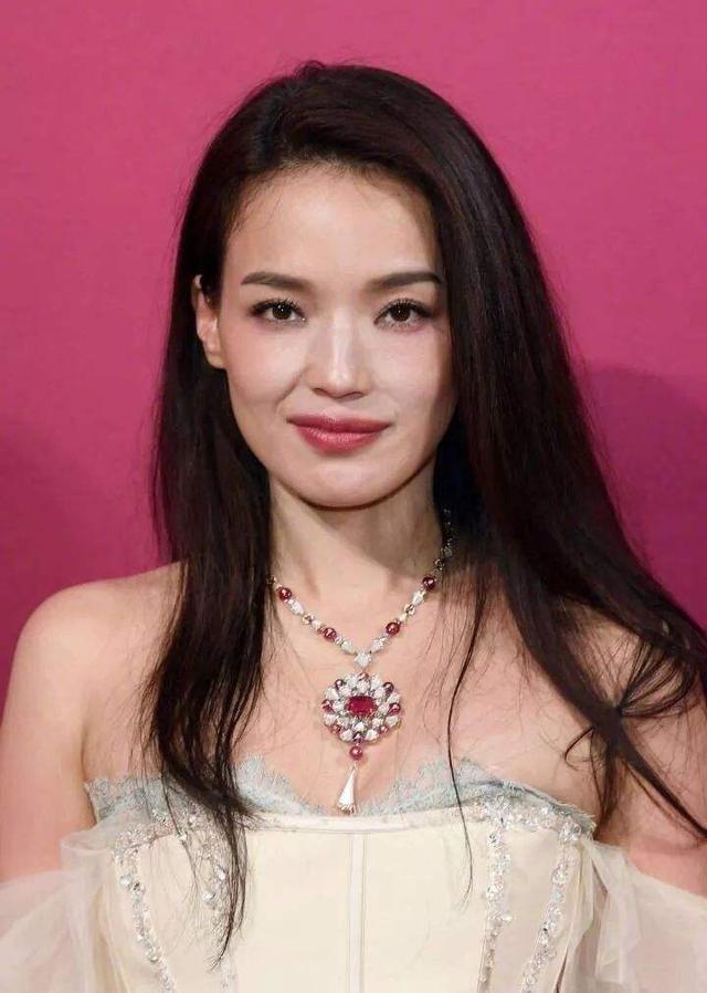 19歲被迫，拍出全裸寫真，20歲一脫成名，性感女神的舒淇成長之路