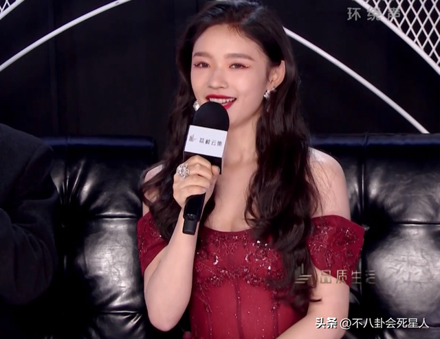 26位女星跨年斗艷：楊冪短裙裹貂，娜扎緊身亮片，個(gè)個(gè)出狠招