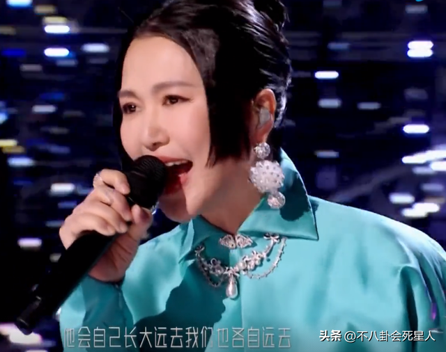 26位女星跨年斗艷：楊冪短裙裹貂，娜扎緊身亮片，個(gè)個(gè)出狠招